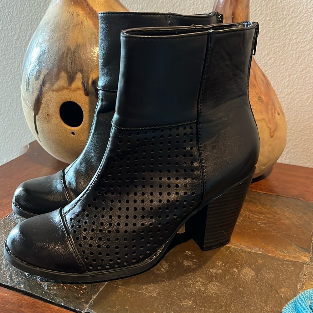 Diba Elyse Perforated Cap Toe Black Toe Bootie 3” heel size 7.  EUC